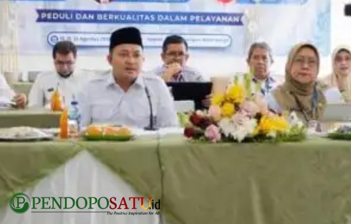 Bupati Pasuruan, HM.Rusdi Sutejo didampingi Sekda, Yudha Triwidya Sasongko, dan jajaran manajemen RSUD Bangil yang dipimpin Plt.Direktur RSUD Bangil, dr. Tri Dinar Herturini saat mengikuti sesi wawancara pimpinan dalam rangkaian penilaian dan evaluasi akreditasi oleh tim surveyor KARS (Foto: Abdullah)