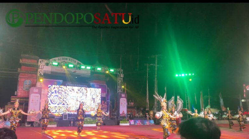 Pertunjukan tarian dari berbagai daerah pada acara Ben Carnival 2026 Kota Blitar (Foto: Nadia pendoposatu.id)