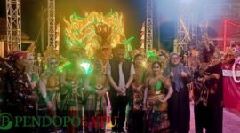 Sekda kabupaten Malang, Ir. Budiar saat foto bareng dengan beberapa peserta Sumberejo Pagak Carnival (Foto: Seno pendoposatu.id)