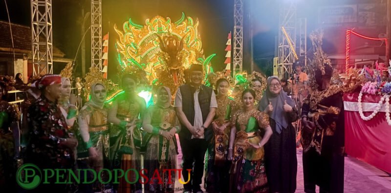 Sekda kabupaten Malang, Ir. Budiar saat foto bareng dengan beberapa peserta Sumberejo Pagak Carnival (Foto: Seno pendoposatu.id)