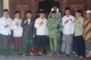 Bupati Malang, HM Sanusi (tengah) bersama Ketua PCNU, KH.Hamim Kholili dan pengurus MWC NU Gondanglegi (Foto: Seno pendoposatu.id)