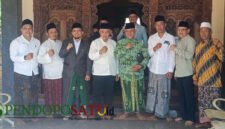Bupati Malang, HM Sanusi (tengah) bersama Ketua PCNU, KH.Hamim Kholili dan pengurus MWC NU Gondanglegi (Foto: Seno pendoposatu.id)