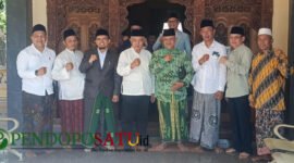 Bupati Malang, HM Sanusi (tengah) bersama Ketua PCNU, KH.Hamim Kholili dan pengurus MWC NU Gondanglegi (Foto: Seno pendoposatu.id)