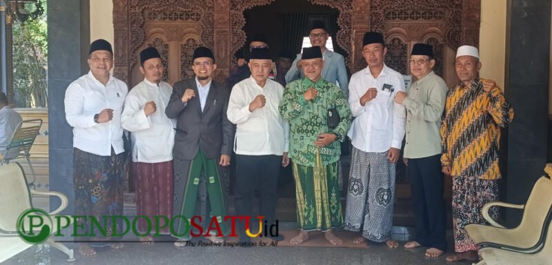 Bupati Malang, HM Sanusi (tengah) bersama Ketua PCNU, KH.Hamim Kholili dan pengurus MWC NU Gondanglegi (Foto: Seno pendoposatu.id)