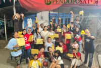 Panitia penyelenggara lomba dan warga Gang Podomoro (Foto: Hanik pendoposatu.id)