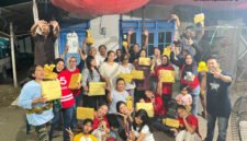 Panitia penyelenggara lomba dan warga Gang Podomoro (Foto: Hanik pendoposatu.id)