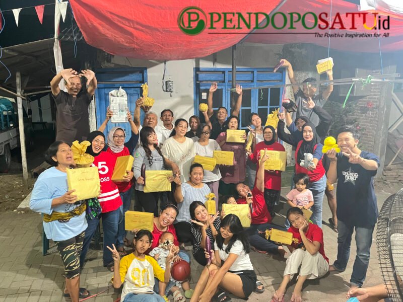 Panitia penyelenggara lomba dan warga Gang Podomoro (Foto: Hanik pendoposatu.id)
