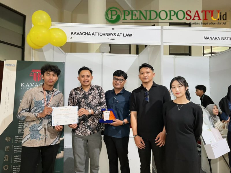Founder Kavacha Attorneys at Law, Shendy Prasetyo, S.H., M.H., CPM., CIRP., CIRM., bersama rekan dalam acara kegiatan Brawijaya Jurist Career Expo 2026 di Widyaloka Building, UNIBRAW Malang (Foto: bgs pendoposatu.id)