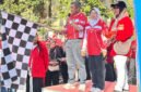 Kepala Bakorwil Malang, Asep Kusdinar mengibarkan bendera start dimulainya acara jalan sehat (Foto: bgs pendoposatu.id)