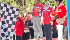 Kepala Bakorwil Malang, Asep Kusdinar mengibarkan bendera start dimulainya acara jalan sehat (Foto: bgs pendoposatu.id)