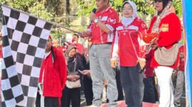 Kepala Bakorwil Malang, Asep Kusdinar mengibarkan bendera start dimulainya acara jalan sehat (Foto: bgs pendoposatu.id)