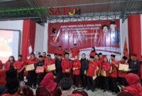 I Made Riandiana Kartika (tengah), Wanedi (kiri), Amithya Ratnanggani Siraduhitta (kanan) pada acara penyerahan SK kepengurusan PAC (Foto: Agus S pendoposatu.id)
