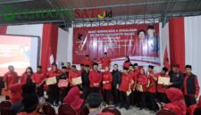 I Made Riandiana Kartika (tengah), Wanedi (kiri), Amithya Ratnanggani Siraduhitta (kanan) pada acara penyerahan SK kepengurusan PAC (Foto: Agus S pendoposatu.id)