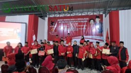 I Made Riandiana Kartika (tengah), Wanedi (kiri), Amithya Ratnanggani Siraduhitta (kanan) pada acara penyerahan SK kepengurusan PAC (Foto: Agus S pendoposatu.id)