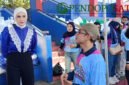 Ketua Fraksi PAN DPR RI, Putri Zulkifli Hasan saat berbincang dengan Ketua DPD PAN Kabupaten Malang, Makhrus Sholeh pada pembagian paket sembako dalam rangka HUT ke 28 Partai Amanat Nasional (Foto: Seno pendoposatu.id