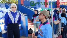 Ketua Fraksi PAN DPR RI, Putri Zulkifli Hasan saat berbincang dengan Ketua DPD PAN Kabupaten Malang, Makhrus Sholeh pada pembagian paket sembako dalam rangka HUT ke 28 Partai Amanat Nasional (Foto: Seno pendoposatu.id