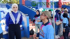 Ketua Fraksi PAN DPR RI, Putri Zulkifli Hasan saat berbincang dengan Ketua DPD PAN Kabupaten Malang, Makhrus Sholeh pada pembagian paket sembako dalam rangka HUT ke 28 Partai Amanat Nasional (Foto: Seno pendoposatu.id