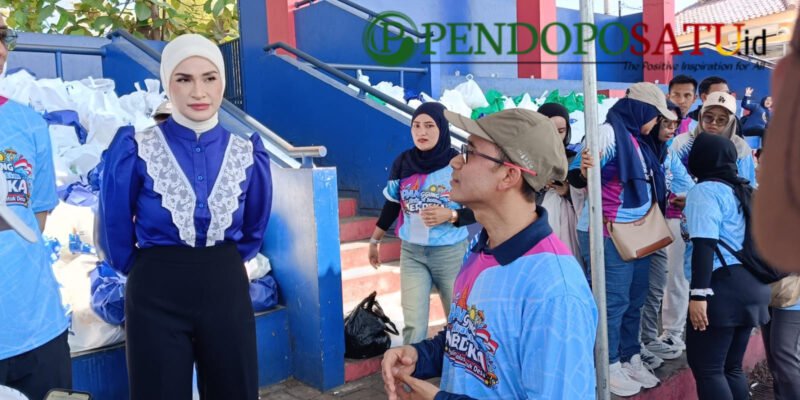 Ketua Fraksi PAN DPR RI, Putri Zulkifli Hasan saat berbincang dengan Ketua DPD PAN Kabupaten Malang, Makhrus Sholeh pada pembagian paket sembako dalam rangka HUT ke 28 Partai Amanat Nasional (Foto: Seno pendoposatu.id