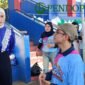 Ketua Fraksi PAN DPR RI, Putri Zulkifli Hasan saat berbincang dengan Ketua DPD PAN Kabupaten Malang, Makhrus Sholeh pada pembagian paket sembako dalam rangka HUT ke 28 Partai Amanat Nasional (Foto: Seno pendoposatu.id