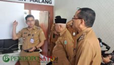 Bupati Malang, HM Sanusi saat tinjau peluncuran program ECO OFFICE di kantor Dinas Lingkungan Hidup (DLH) Kabupaten Malang (Foto: Agus S pendoposatu.id)