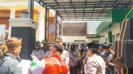 LSM LIRA dan LPA Pasuruan saat menggelar aksi damai di Pengadilan Tinggi Surabaya (Foto: Abdullah pendoposatu.id)