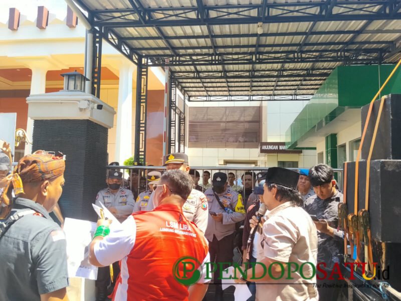 LSM LIRA dan LPA Pasuruan saat menggelar aksi damai di Pengadilan Tinggi Surabaya (Foto: Abdullah pendoposatu.id)