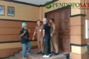 Sekretaris DPRD (Sekwan) Kabupaten Malang, Drs.M.Nur Fuad Fauzi, MT saat menenangkan pak Dur di gedung DPRD Kabupaten Malang (Foto: bgs pendoposatu.id)