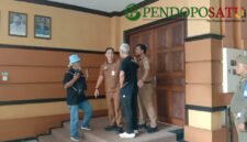 Sekretaris DPRD (Sekwan) Kabupaten Malang, Drs.M.Nur Fuad Fauzi, MT saat menenangkan pak Dur di gedung DPRD Kabupaten Malang (Foto: bgs pendoposatu.id)