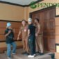 Sekretaris DPRD (Sekwan) Kabupaten Malang, Drs.M.Nur Fuad Fauzi, MT saat menenangkan pak Dur di gedung DPRD Kabupaten Malang (Foto: bgs pendoposatu.id)