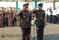 Kepala Kejaksaan Negeri Kepanjen Malang, Dr. Fahmi, S.H.,M.H, saat memimpin kegiatan upacara ziarah dan tabur bunga di TMP Prayuda Nirwana Kepanjen (Foto: bgs pendoposatu.id)