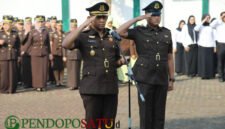 Kepala Kejaksaan Negeri Kepanjen Malang, Dr. Fahmi, S.H.,M.H, saat memimpin kegiatan upacara ziarah dan tabur bunga di TMP Prayuda Nirwana Kepanjen (Foto: bgs pendoposatu.id)