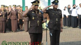 Kepala Kejaksaan Negeri Kepanjen Malang, Dr. Fahmi, S.H.,M.H, saat memimpin kegiatan upacara ziarah dan tabur bunga di TMP Prayuda Nirwana Kepanjen (Foto: bgs pendoposatu.id)