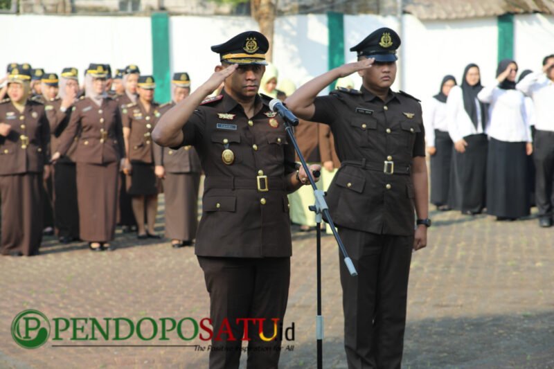 Kepala Kejaksaan Negeri Kepanjen Malang, Dr. Fahmi, S.H.,M.H, saat memimpin kegiatan upacara ziarah dan tabur bunga di TMP Prayuda Nirwana Kepanjen (Foto: bgs pendoposatu.id)