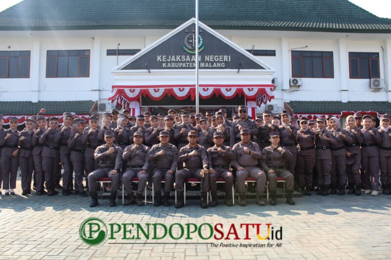 Sesi foto bersama 
Kepala Kejaksaan Negeri Malang, Dr. Fahmi, S.H.,M.H (Foto: bgs pendoposatu.id)