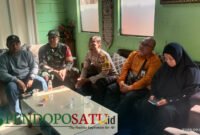 Kepala Bidang Penempatan Tenaga Kerja Disnakertrans Kabupaten Malang, Tri Darmawan S., turut mendampingi Bhabinkamtibmas Polsek Pakis, Aipda Eka Nararia, Babinsa Koramil, Serka Harsono, Kamituwo Dusun Wendit Desa Mangliawan, Huda dan Pemilik PT. BGS, Ridayanti (Foto: bgs pendoposatu.id)