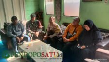 Kepala Bidang Penempatan Tenaga Kerja Disnakertrans Kabupaten Malang, Tri Darmawan S., turut mendampingi Bhabinkamtibmas Polsek Pakis, Aipda Eka Nararia, Babinsa Koramil, Serka Harsono, Kamituwo Dusun Wendit Desa Mangliawan, Huda dan Pemilik PT. BGS, Ridayanti (Foto: bgs pendoposatu.id)