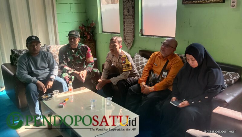 Kepala Bidang Penempatan Tenaga Kerja Disnakertrans Kabupaten Malang, Tri Darmawan S., turut mendampingi Bhabinkamtibmas Polsek Pakis, Aipda Eka Nararia, Babinsa Koramil, Serka Harsono, Kamituwo Dusun Wendit Desa Mangliawan, Huda dan Pemilik PT. BGS, Ridayanti (Foto: bgs pendoposatu.id)