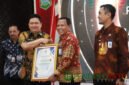 Sekda Kabupaten Malang, Ir.Budiar dan Direktur Utama, H.Syamsul Hadi saat menerima piagam penghargaan Innovative Government Award (Foto: bgs pendoposatu.id)