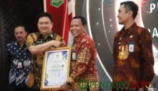 Sekda Kabupaten Malang, Ir.Budiar dan Direktur Utama, H.Syamsul Hadi saat menerima piagam penghargaan Innovative Government Award (Foto: bgs pendoposatu.id)