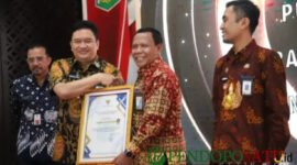 Sekda Kabupaten Malang, Ir.Budiar dan Direktur Utama, H.Syamsul Hadi saat menerima piagam penghargaan Innovative Government Award (Foto: bgs pendoposatu.id)