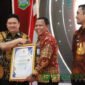 Sekda Kabupaten Malang, Ir.Budiar dan Direktur Utama, H.Syamsul Hadi saat menerima piagam penghargaan Innovative Government Award (Foto: bgs pendoposatu.id)