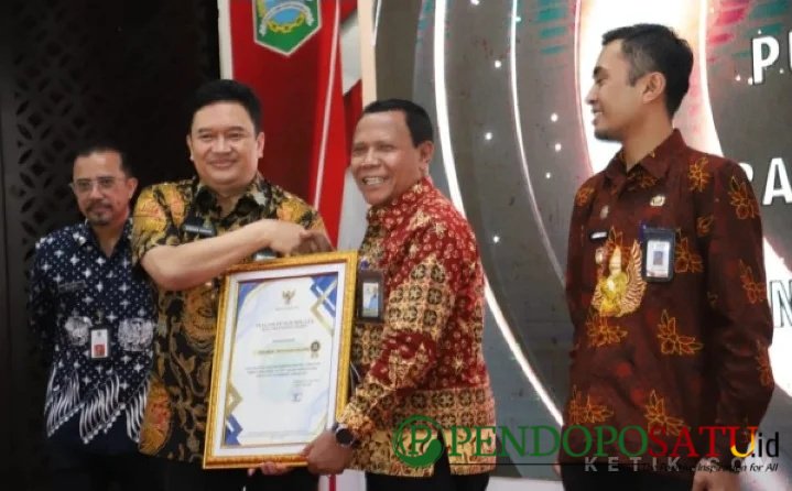 Sekda Kabupaten Malang, Ir.Budiar dan Direktur Utama, H.Syamsul Hadi saat menerima piagam penghargaan Innovative Government Award (Foto: bgs pendoposatu.id)