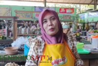 Salah satu pedagang, Suprihatin saat di temui di pasar Kebonagung (Foto: Abdullah pendoposatu.id)