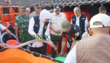 Gubernur Jawa Timur, Khofifah Indar Parawansa saat membagikan air bersih di dampingi kepala Bakorwil III Malang, Asep Kusdinar (Foto: bgs pendoposatu.id)