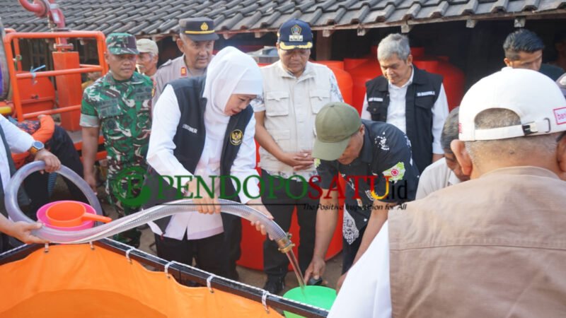 Gubernur Jawa Timur, Khofifah Indar Parawansa saat membagikan air bersih di dampingi kepala Bakorwil III Malang, Asep Kusdinar (Foto: bgs pendoposatu.id)