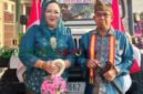 Kades Oro-oro Ombo Wetan, Gus Amin beserta istri saat memakai baju adat dalam acara kirab budaya (Foto: Abdullah pendoposatu.id)