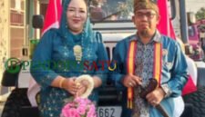 Kades Oro-oro Ombo Wetan, Gus Amin beserta istri saat memakai baju adat dalam acara kirab budaya (Foto: Abdullah pendoposatu.id)