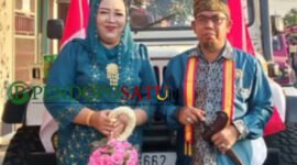 Kades Oro-oro Ombo Wetan, Gus Amin beserta istri saat memakai baju adat dalam acara kirab budaya (Foto: Abdullah pendoposatu.id)