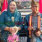 Kades Oro-oro Ombo Wetan, Gus Amin beserta istri saat memakai baju adat dalam acara kirab budaya (Foto: Abdullah pendoposatu.id)