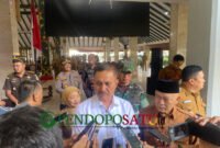 Staf Khusus Kepala Staf Kepresidenan RI, Alfret Denny Djoike Tuejeh dan Bupati Malang, H.M Sanusi saat di wawancarai oleh awak media (Foto: Seno pendoposatu.id)